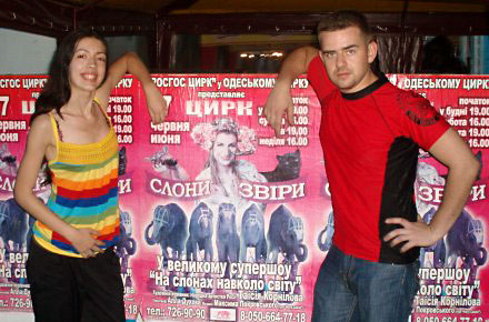 Сальсерос Женя и Игорь у одесского цирка